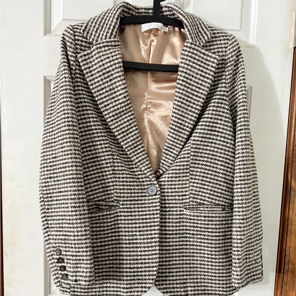 ASTR the Label Women's Black and White Houndstooth Blazer